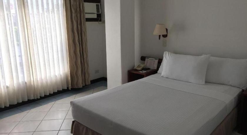 Soledad Suites Panglao Bagian luar foto