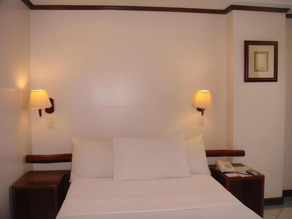 Soledad Suites Panglao Bagian luar foto
