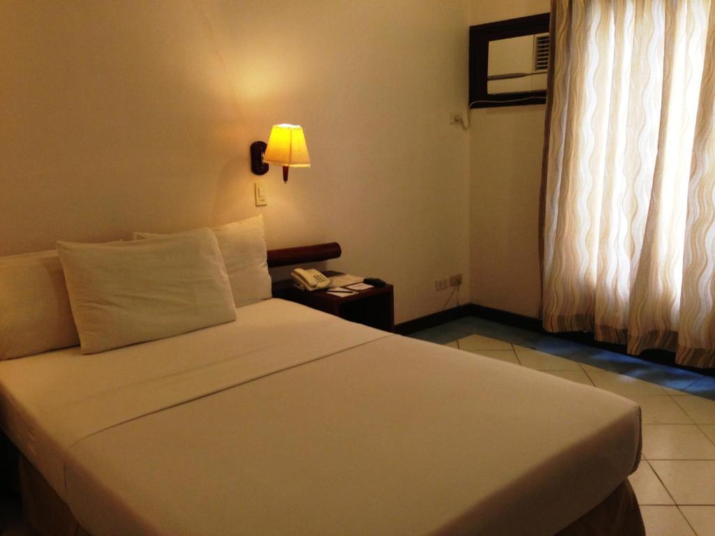 Soledad Suites Panglao Bagian luar foto