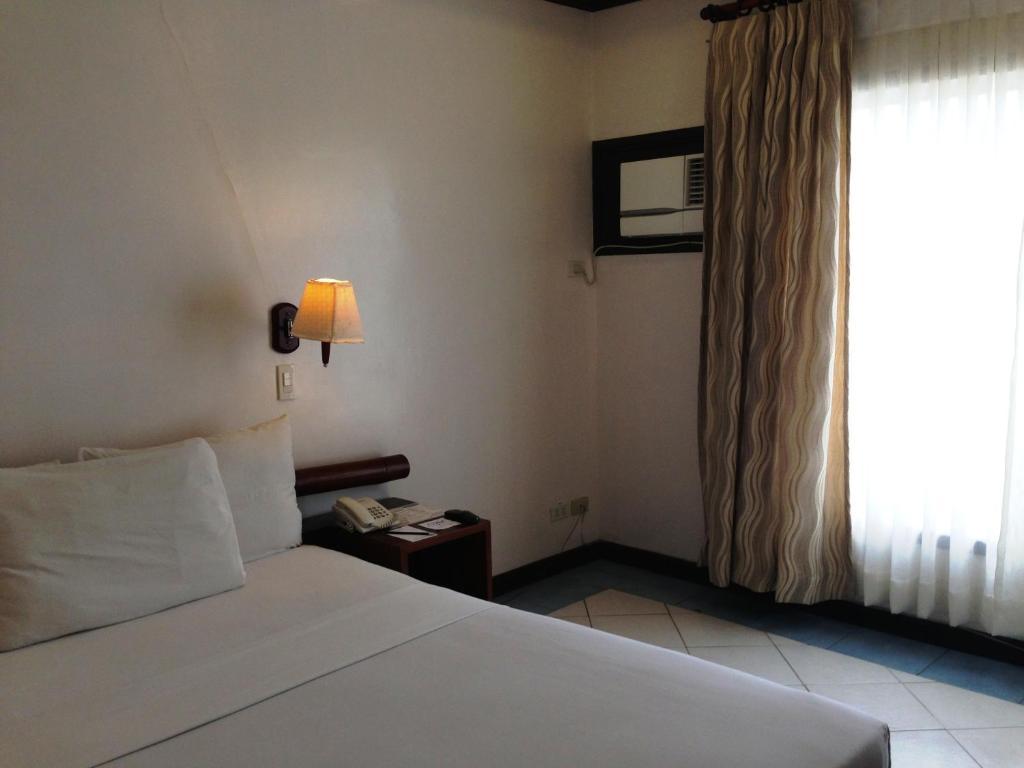 Soledad Suites Panglao Bagian luar foto